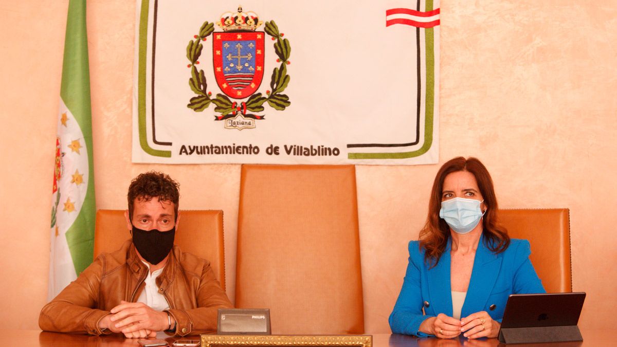 Mario Rivas, alcalde de Villablino, y la consejera Ana Carlota Amigo durante su encuentro de este lunes. | ICAL
