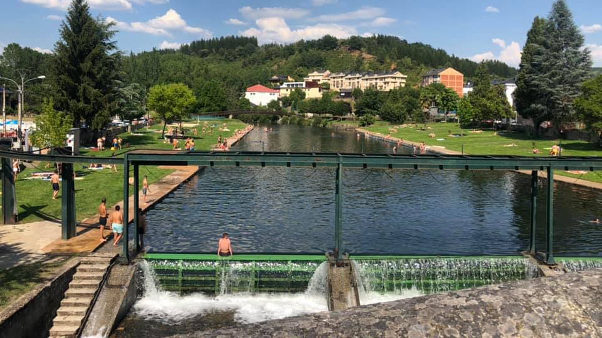 Bañistas en la playa fluvial de Vega de Espinareda. | Ayto. Vega