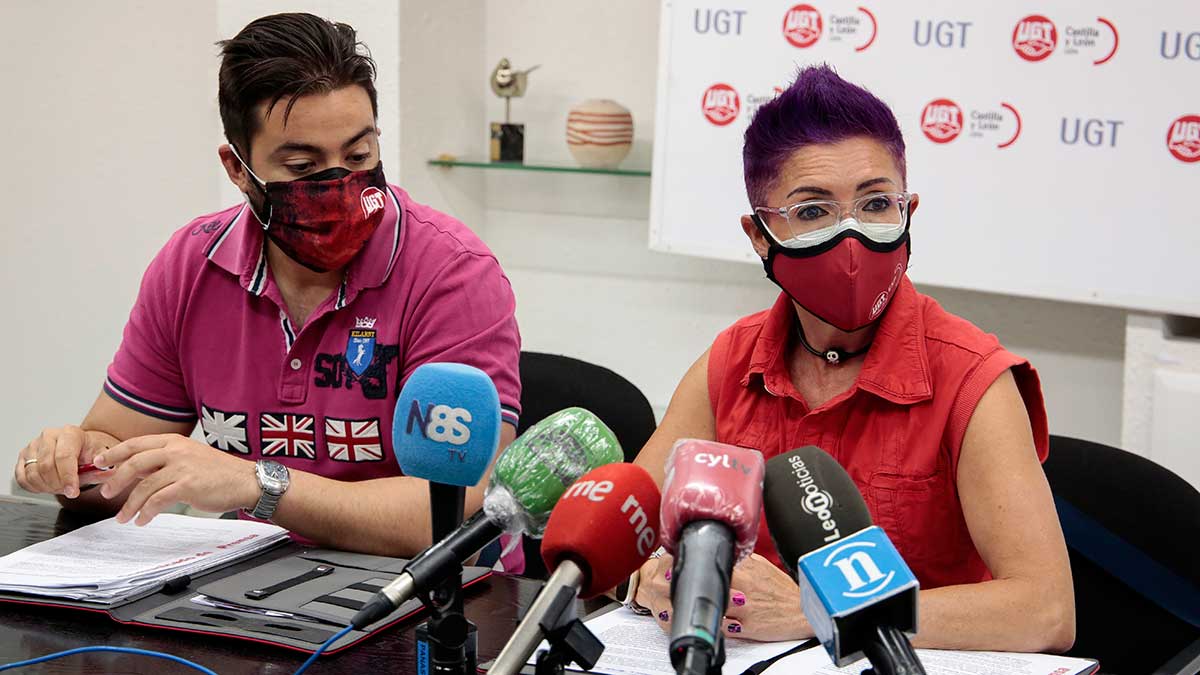 Alberto Álvarez y Cristina Fernández, en la rueda de prensa de UGT. | ICAL