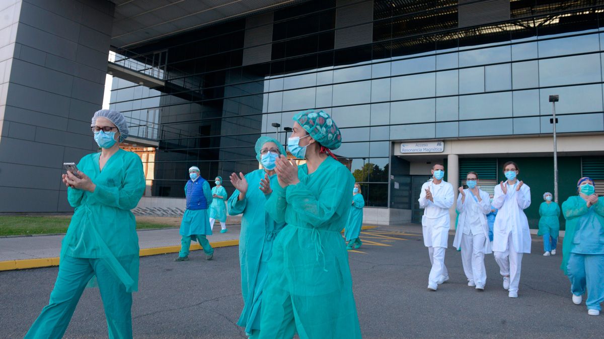 Profesionales sanitarios del Hospital de León en una imagen de archivo. | MAURICIO PEÑA