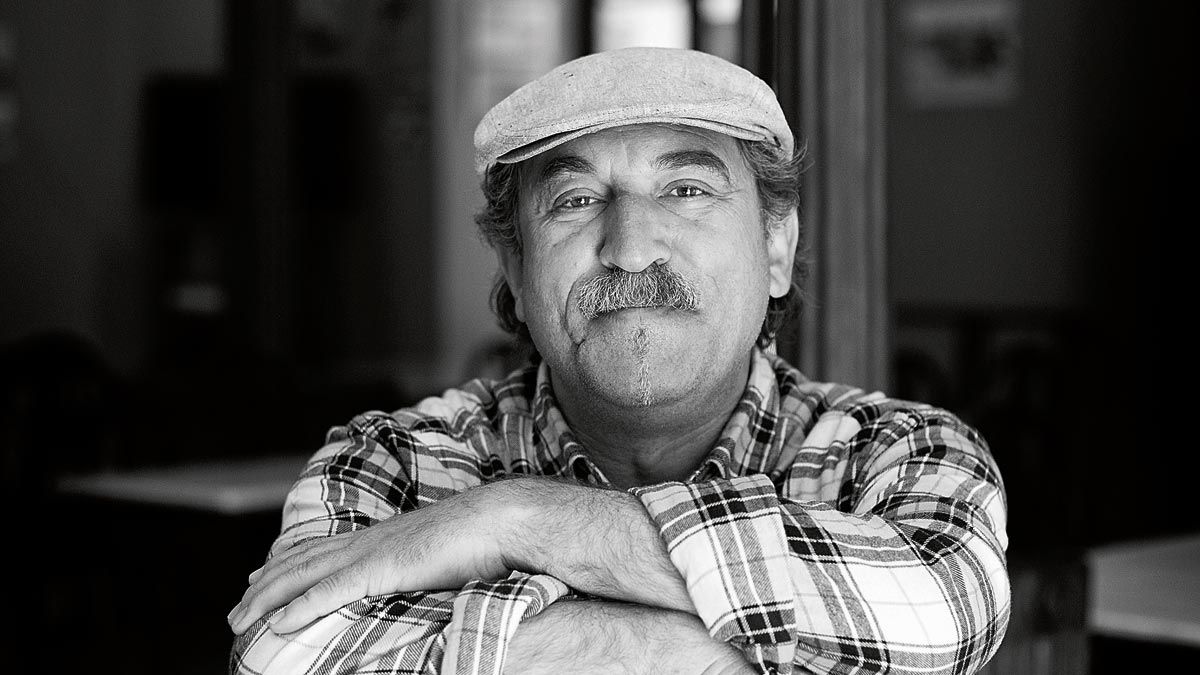 El escritor y colaborador de La Nueva Crónica Toño Morala retratado por José Ramón Vega en el desaparecido bar Mansillés. | VEGA