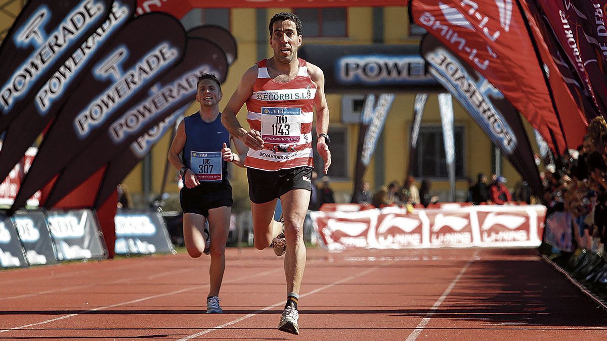 Toño Guerra, llegando a meta en una Media Maratón de León. | J.S.