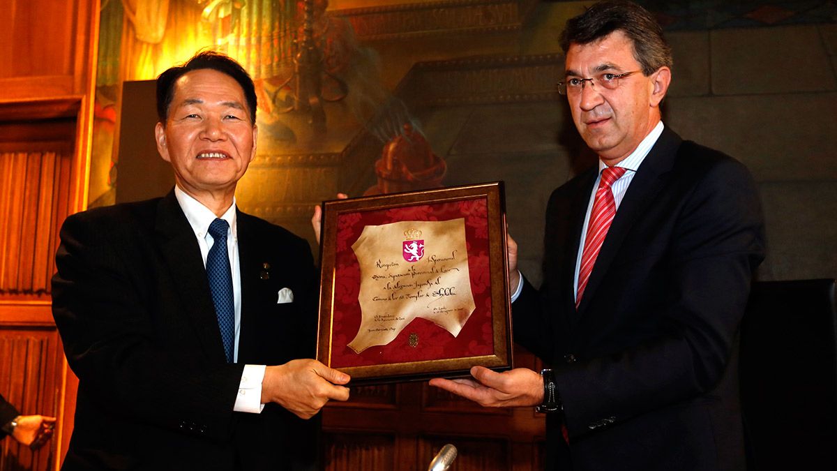 El presidente de la Diputación de León, Juan Martínez Majo, preside la recepción oficial a la delegación de las provincias de Shikoku. | CARLOS S, CAMPILLO (ICAL) El presidente de la Diputación de León, Juan Martínez Majo, preside la recepción oficial a la delegación de las provincias de Shikoku. | CARLOS S, CAMPILLO (ICAL)