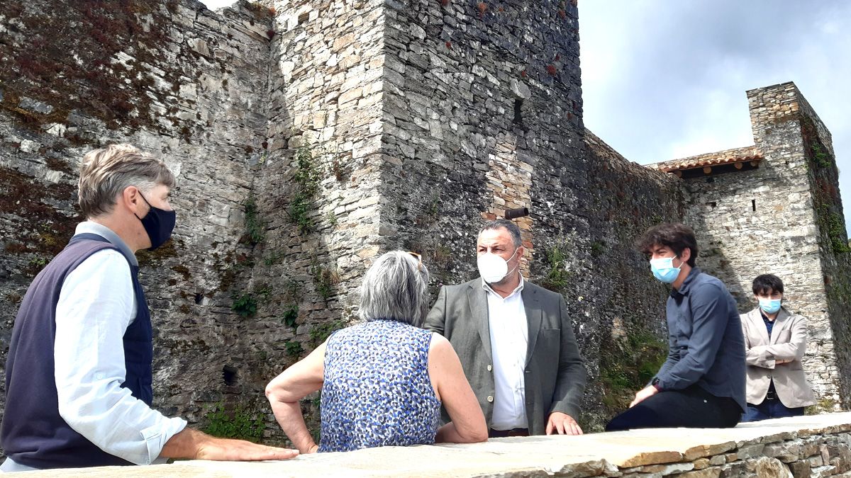 Imágenes de Morán y demás cargos en el castillo, en imágenes difundidas por la Diputación de León. | L.N.C.