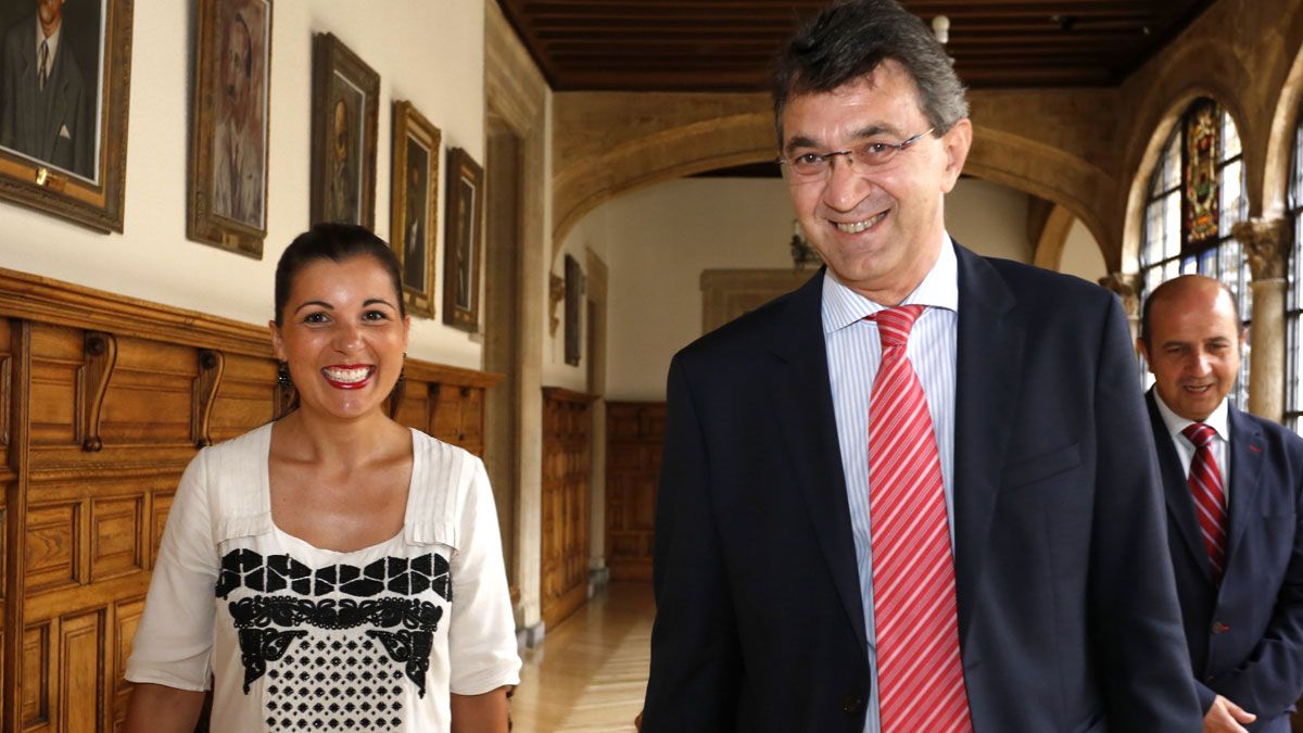 Soraya Mayo y Juan Martínez Majo, minutos antes de la reunión que han mantenido este lunes en el Palacio de los Guzmanes. | CARLOS S. CAMPILLO (ICAL)