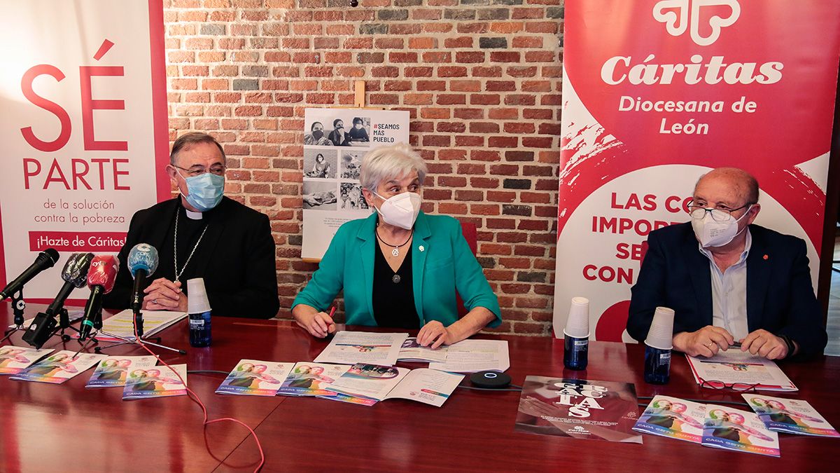 El obispo de León, Luis Ángel de las Heras Berzal, la directora de Cáritas Diocesana de León, Beatriz Gallego Martín, y el secretario general de Cáritas Diocesana de León, José Antonio Oliva Bárcena. | ICAL