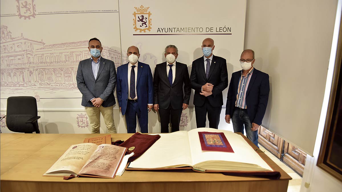 Antonio Suárez (El Escribano), Vicente Carvajal (Sofcaple), Nicanor Sen (Diputación), José Antonio Diez (Ayuntamiento) y Miguel Pérez (Imagen Mas) en la presentación del libro 'Los Fueros de León'. | SAÚL ARÉN