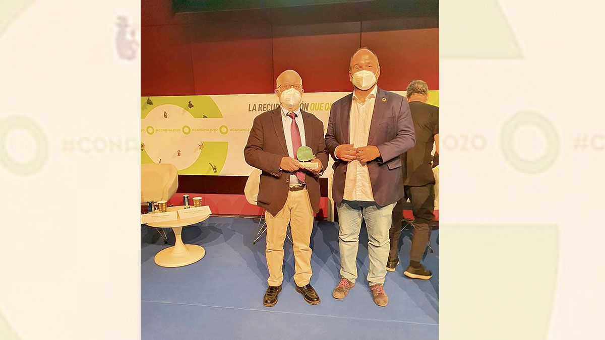 El teniente de alcalde de la Pola y el consejero de Canarias. | L.N.C.