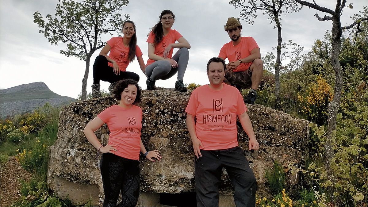 Revilla con Ana C. Rodríguez, Clara Ramos, Elena Rodríguez y Llamazares.