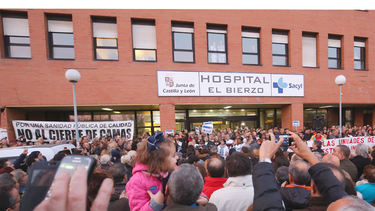 El Hospital ha suspendido pruebas y consultas en cardiología por falta de profesionales. Imagen de archivo de una protesta en defensa de la sanidad | ical