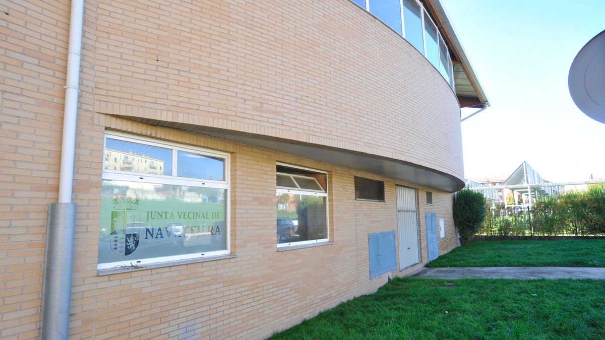 Vista exterior del polideportivo de Navatejera. | DANIEL MARTÍN