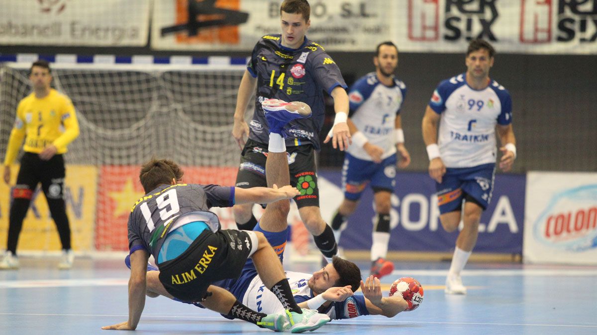 Gostovic observa cómo Gonzalo pelea por un balón dividido. | GRANOLLERS