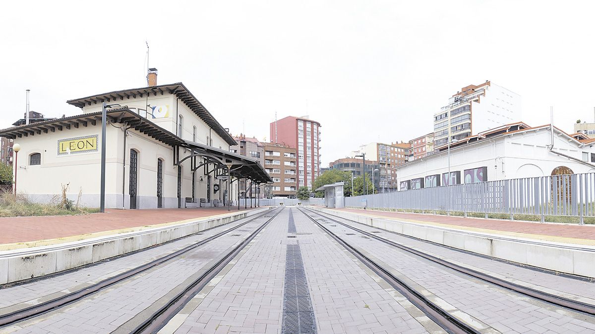 Las vías de Feve sin haber recibido el tren-tram. | MAURICIO PEÑA