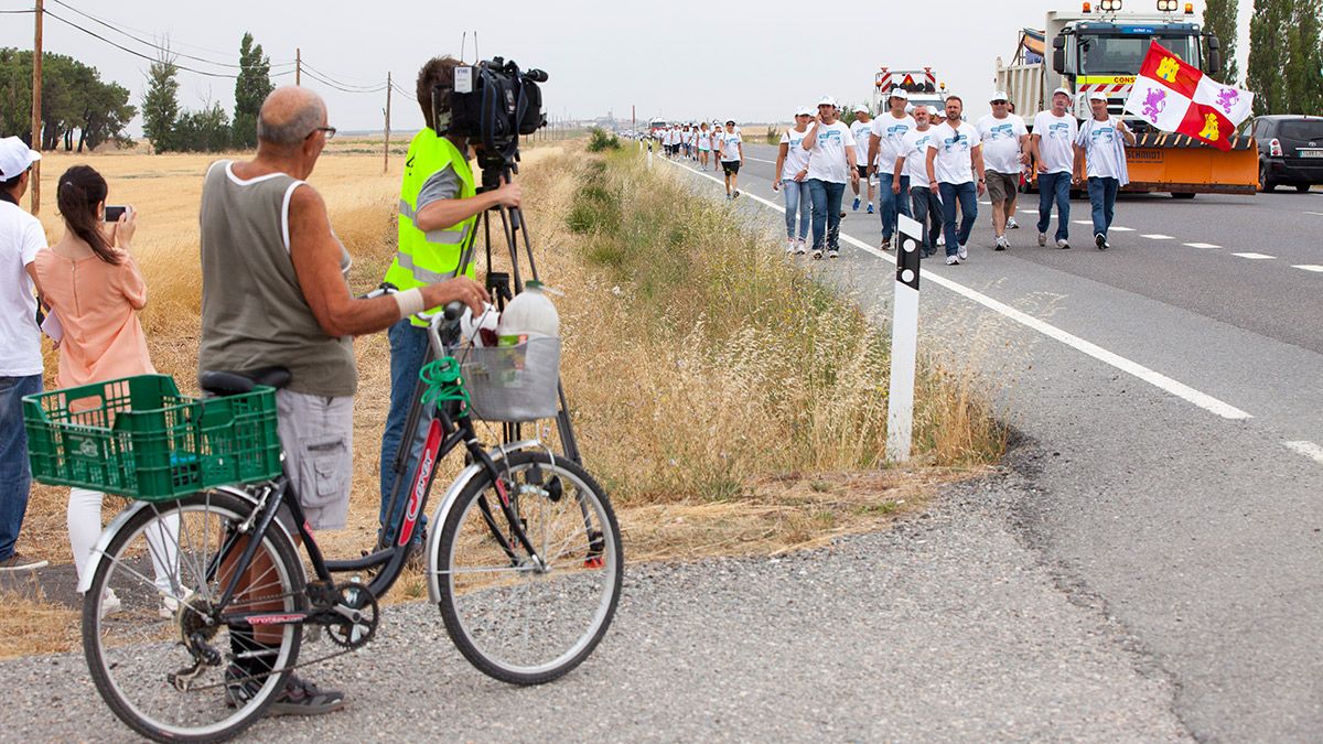 Los ganaderos de vacuno de leche prosiguen su 'Marcha blanca' hasta Madrid, entre San Cristóbal de la Vega y Adanero. | ICAL