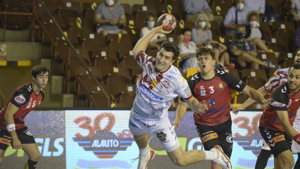 Pedro Martínez lanza entre defensores del Granollers. | MAURICIO PEÑA