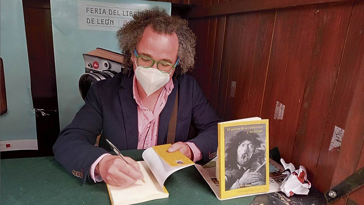 El filósofo y escritor mallorquín Paco Santos durante la firma de ejemplares de su novela celebrada el pasado 29 de mayo en la Feria del Libro de León. | SANDRA CABELLO