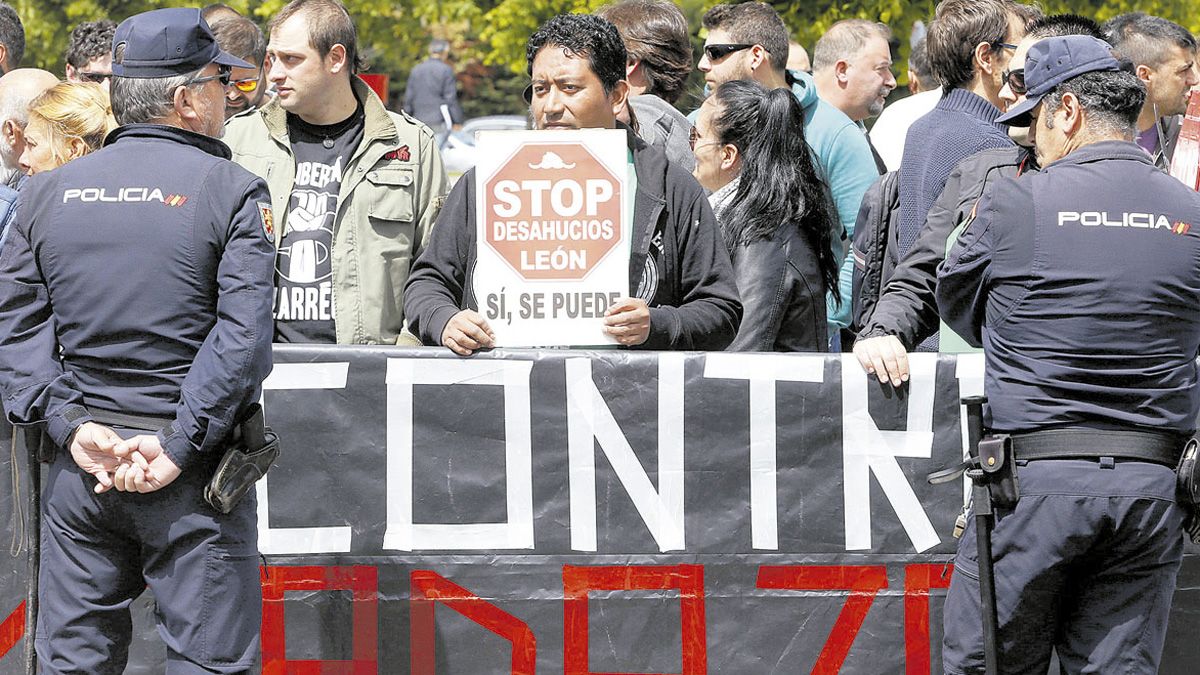 Imagen de una protesta de la plataforma Stop Desahucios en León. | ICAL