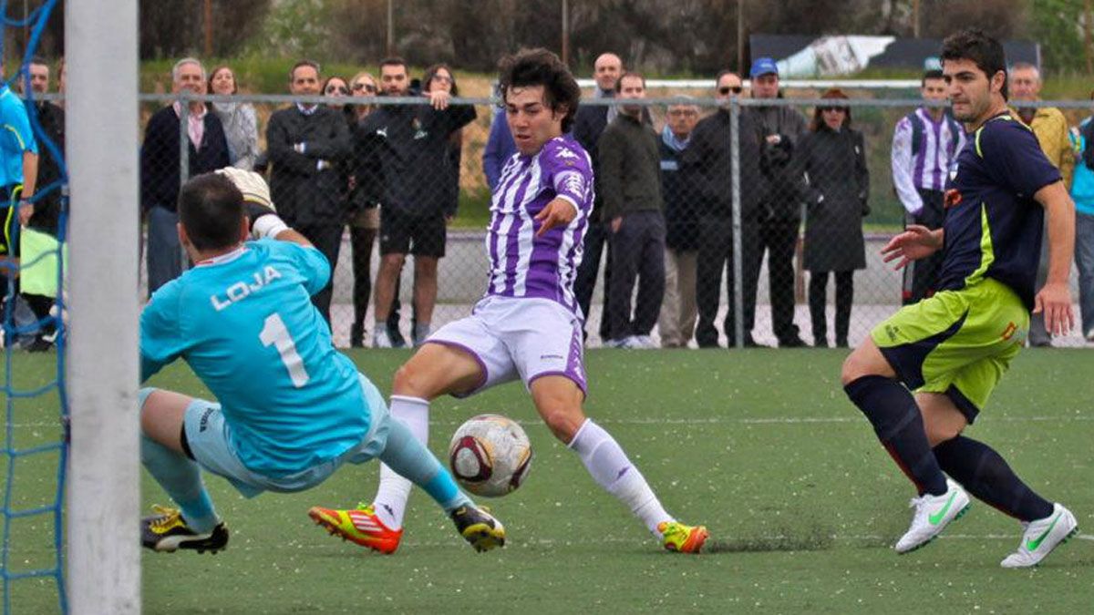 Javi Navas intenta marcar durante un encuentro de ‘playoff’ con el Valladolid B. | LAPUERTA17