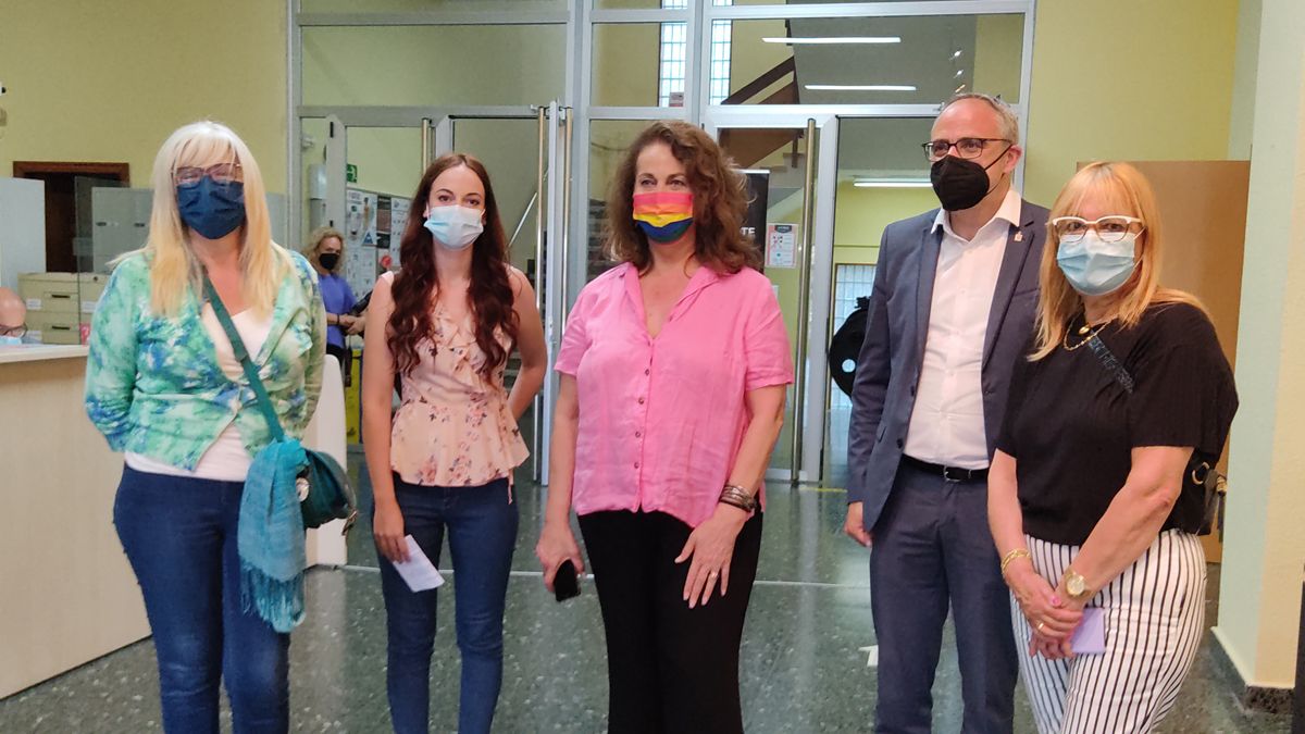 Carla Antonelli, en el centro, junto a representantes del Ayuntamiento de Ponferrada. | D.M.