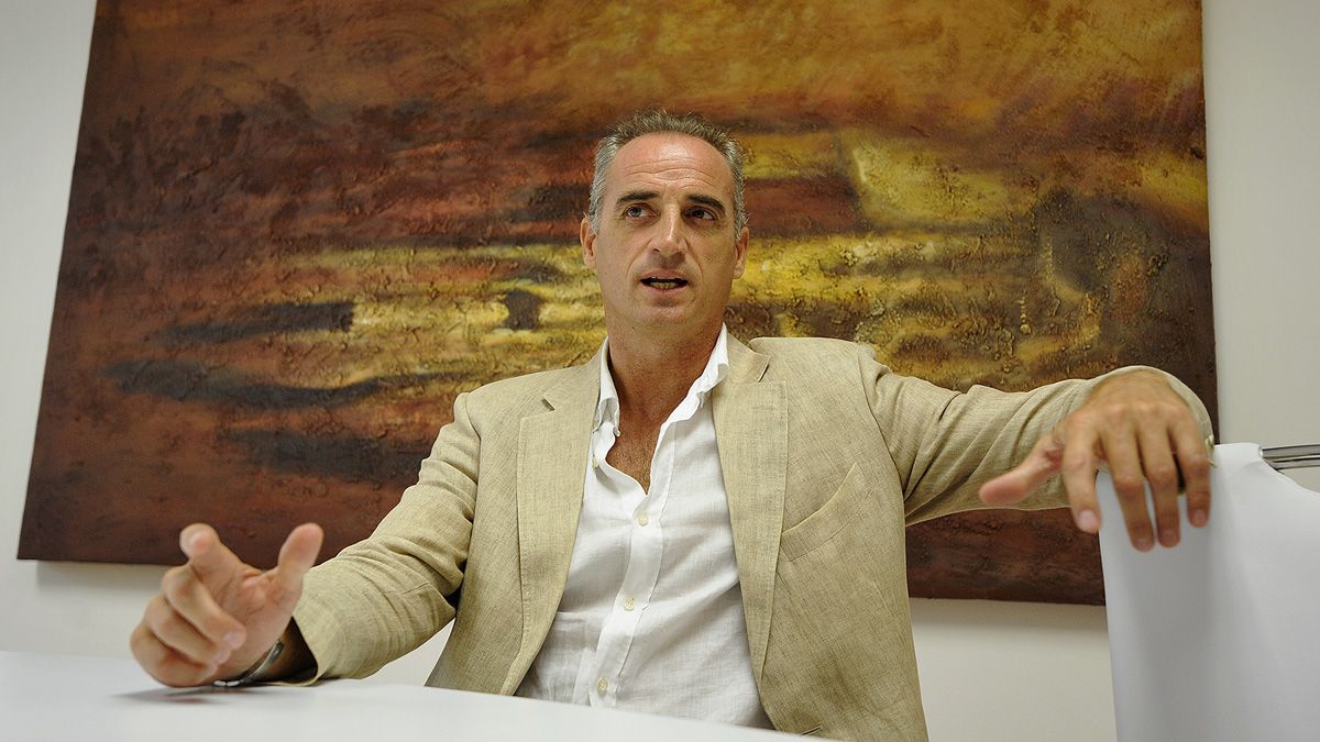 El entrenador del Abanca Ademar Rafa Guijosa, en un momento de la entrevista en la sede de ‘La Nueva Crónica’. | DANIEL MARTIN