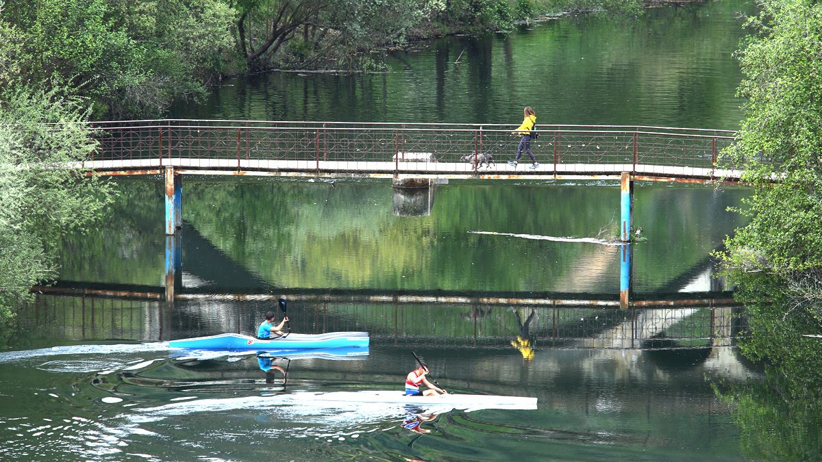 Piraguistas en el río Sil a su paso por Ponferrada, en una imagen de archivo. | Ical