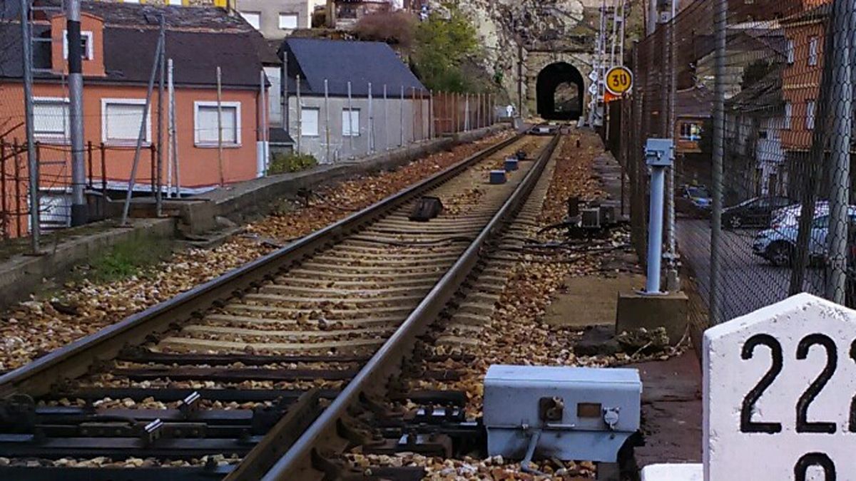 Imagen de archivo de vías de tren a su paso por el Bierzo. |Ical