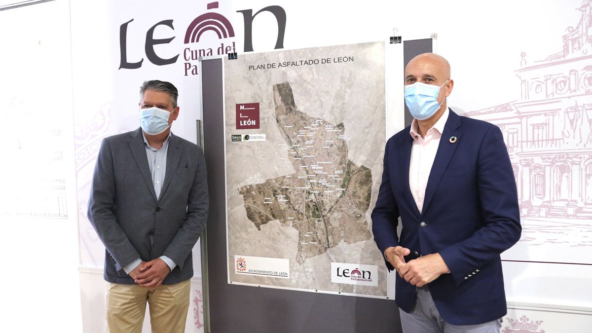 Luis Miguel García Copete y José Antonio Diez presentaron el plan de asfaltado. | CÉSAR