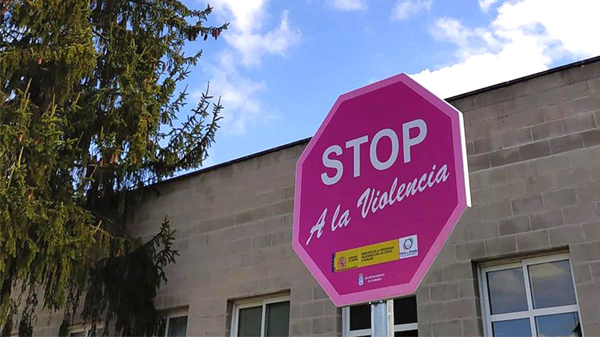 Rincón contra la violencia, con la señal de 'Stop Violencia de género' en el Ayuntamiento de Fabero.