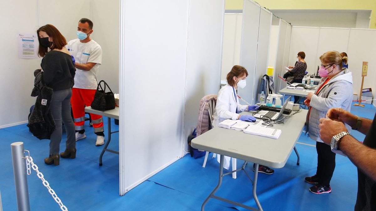 Imagen de archivo del ágil dispositivo de vacunación en las instalaciones de las piscinas del Toralín. I Ical