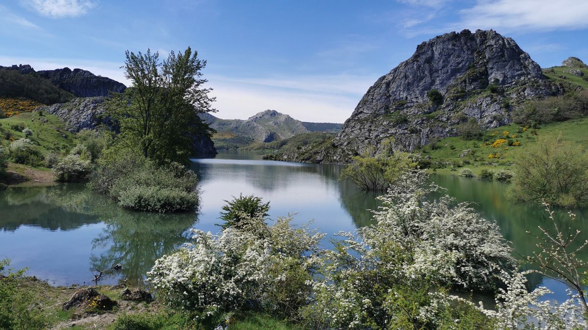 El entorno del pantano del Porma ofrece paisajes de gran belleza, a los que se suman textos. | EL ECO DE LA MONTAÑA