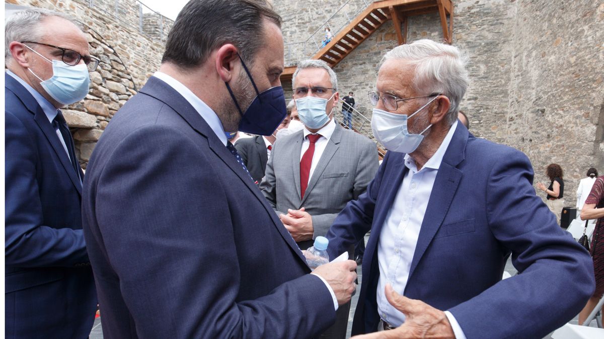 El ministro conversa con el concejal Tarsicio Carballo, ante el alcalde Olegario Ramón y el delegado Javier izquierdo.| C.S. (Ical)