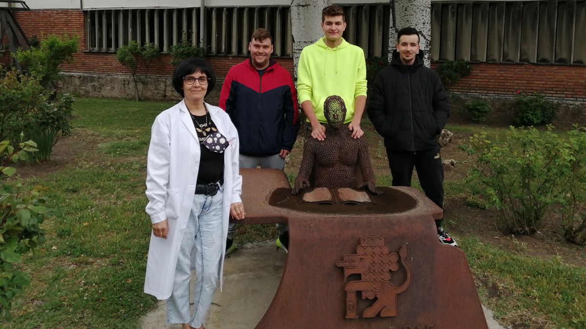 Los componentes del proyecto ganador junto a su profesora. | L.N.C.