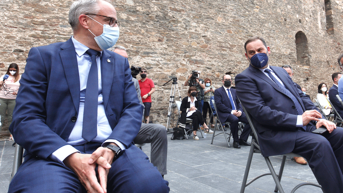 El alcalde de Ponferrada y el ministro Ábalos conversan durante el acto en el castillo. | César Sánchez