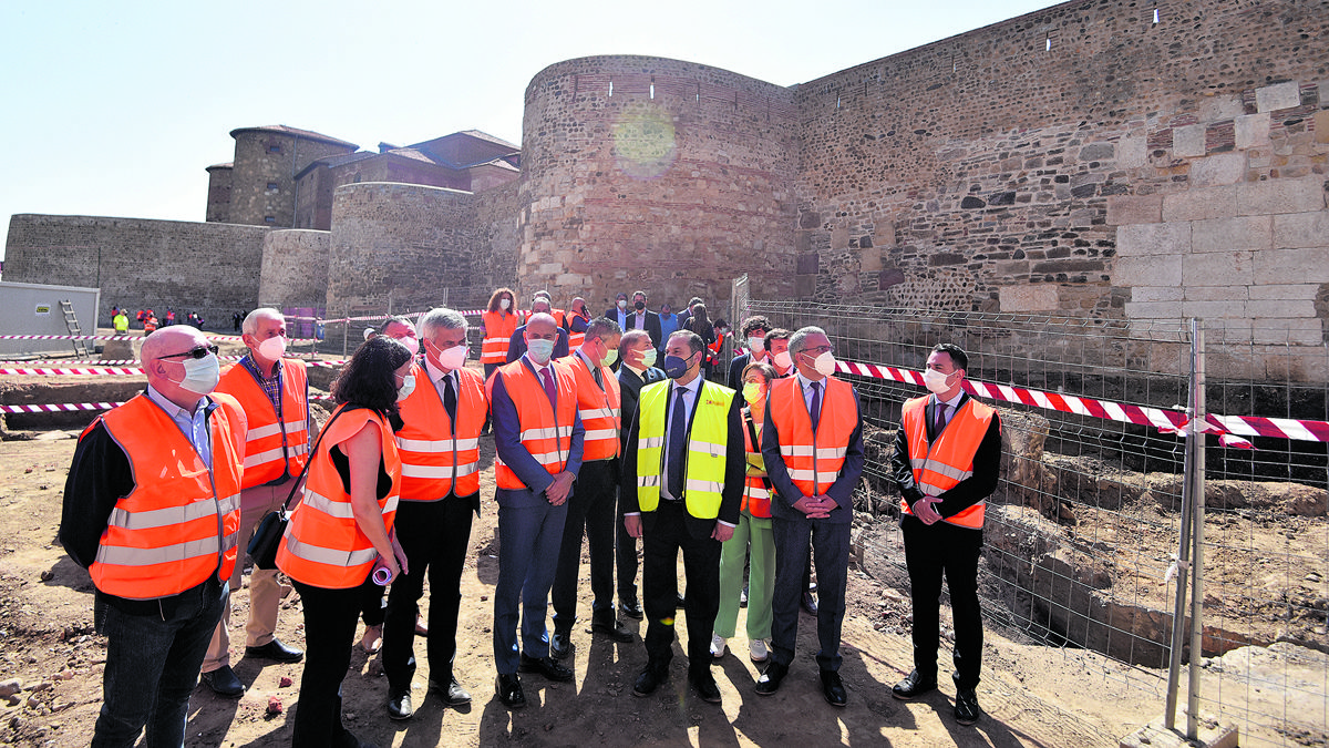 Un instante de la visita del ministro Ábalos a las obras de la muralla y la Era del Moro. | SAÚL ARÉN