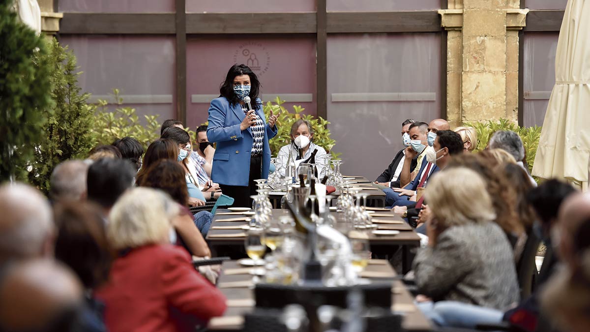 Un momento de la presentación del libro celebrada este viernes en San Isidoro. | SAÚL ARÉN