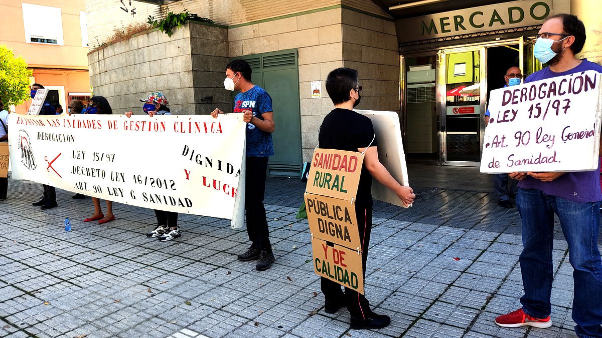 Los activistas, con sus pancartas este sábado a mediodía ante el mercado de Ponferrada. | D.M