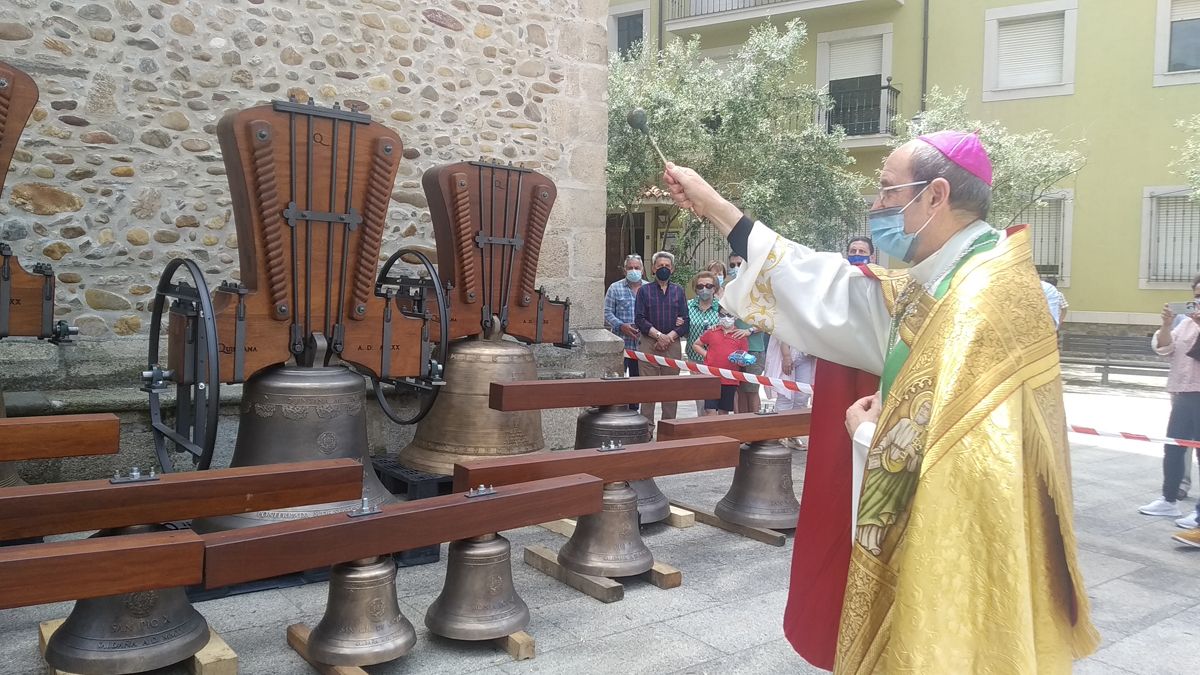 Momento en el que el obispo bendijo las campanas. | MAR IGLESIAS