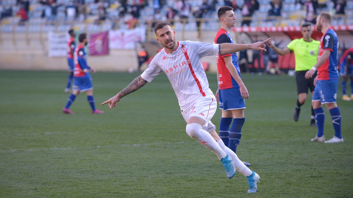 Dioni celebra uno de sus goles con la Cultural. | MAURICIO PEÑA