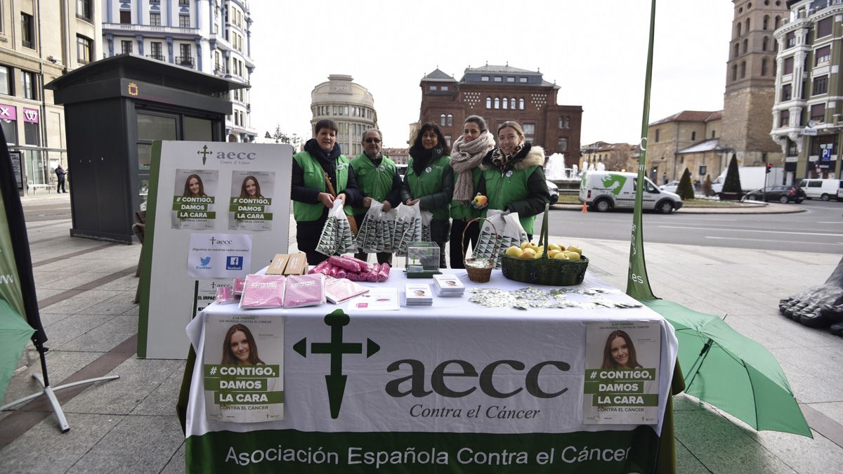 Una mesa petitoria de la AECC León en una imagen de archivo. | SAÚL ARÉN