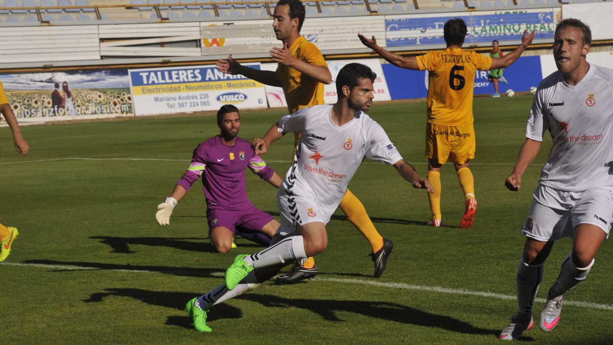 Aitor Núñez apunta a ser uno de los pocos que repitan en el once titular. | DANIEL MARTÍN