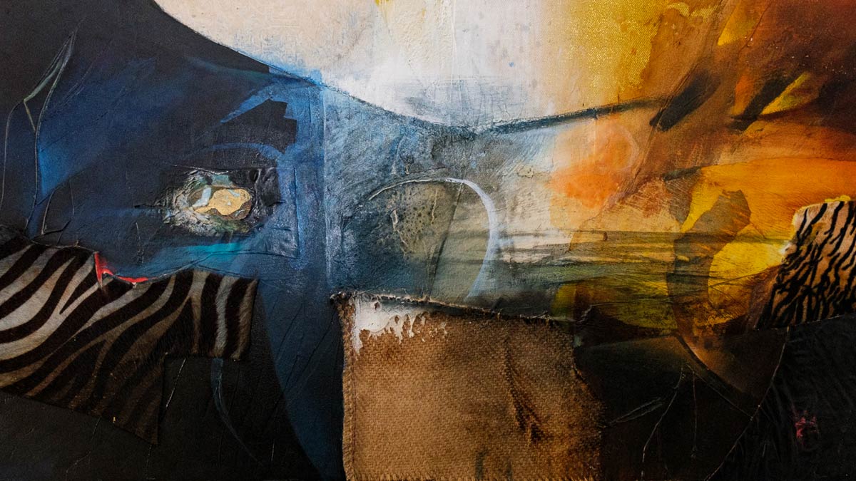 El artista italiano Fausto Minestrini aporta complejos collages de materiales variados a los que mima con el color. | VICENTE GARCÍA