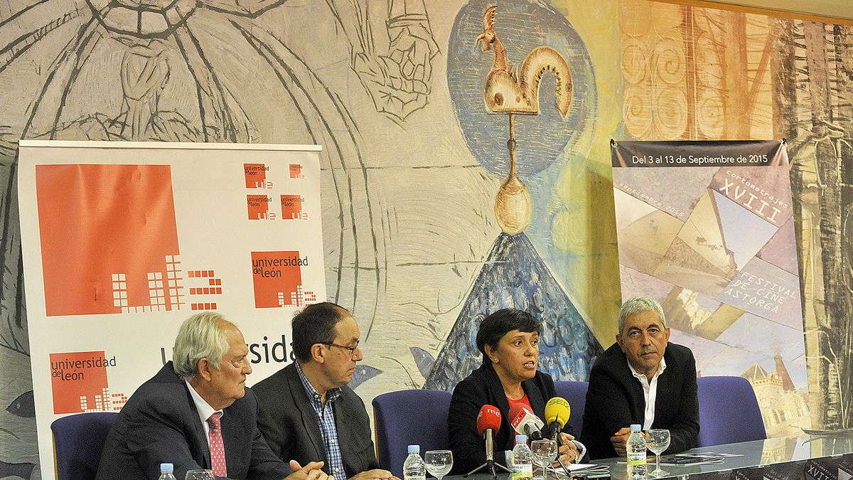 Guillermo García, José Luis Chamosa, Mª Emilia Villanueva y Luis Miguel Alonso durante la presentación del certamen, ayer en el Edificio El Albéitar de la ULE.