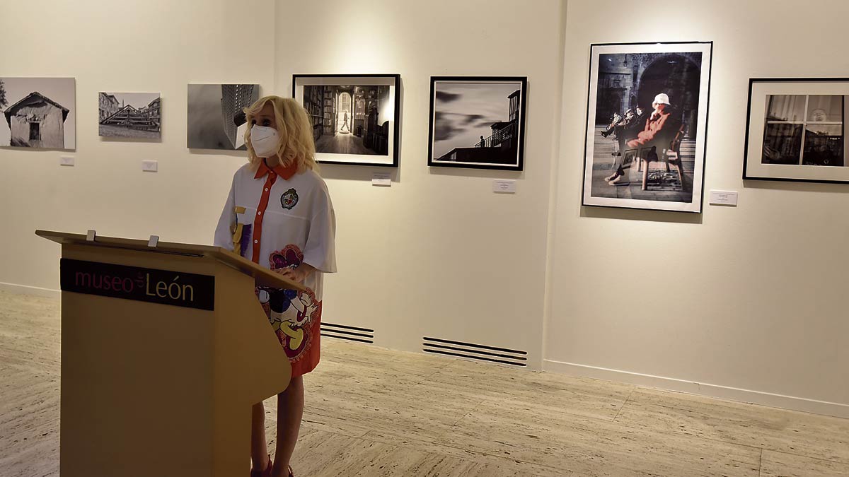 Carmen Coque presentando la exposición 'Arquetipos' en el Museo de León. | SAÚL ARÉN