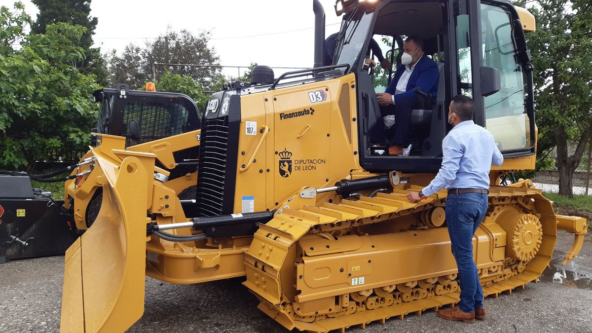 El presidente de la Diputación con uno de los nuevos vehículos.