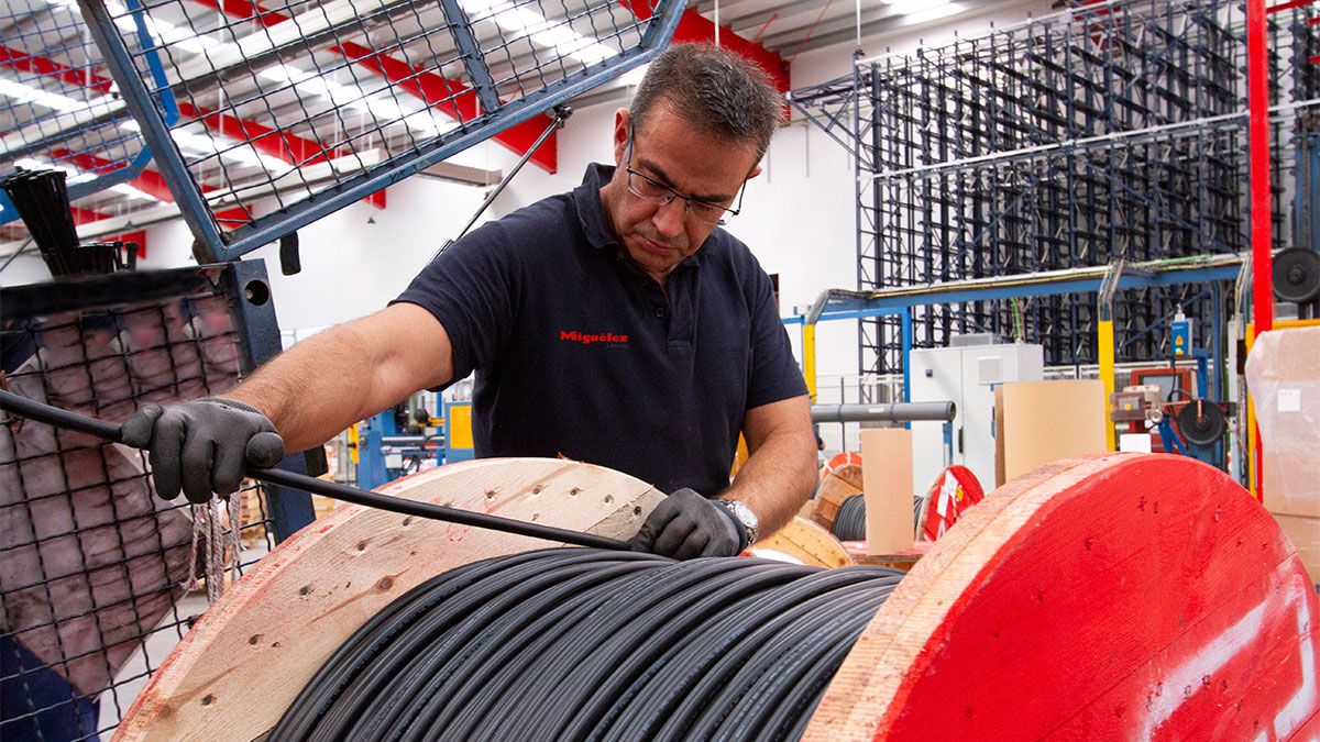 Un operario de Miguélez Cables enrolla un hilo en una bovina de madera, que también se ha encarecido. | L.N.C.