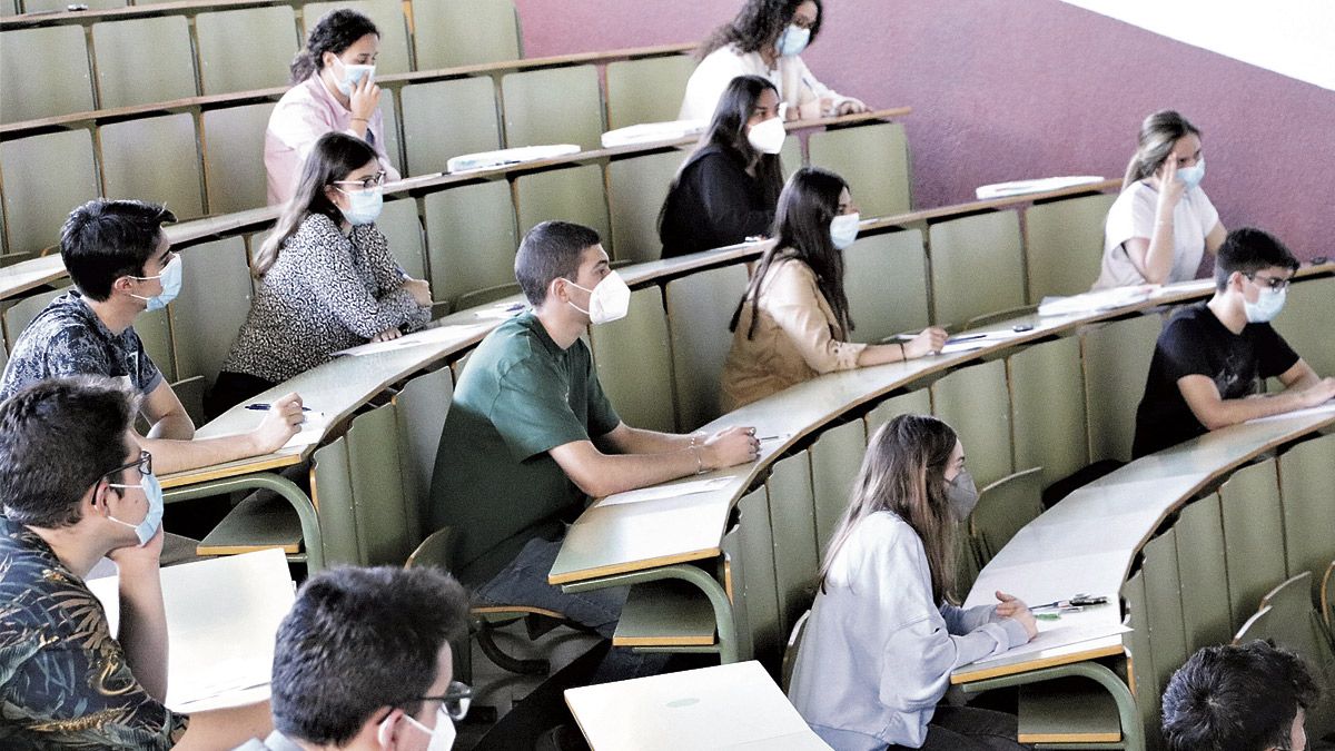 Alumnos durante las pruebas de la 'Selectividad' celebradas en este mes de junio, aún marcadas por la pandemia. | L.N.C.