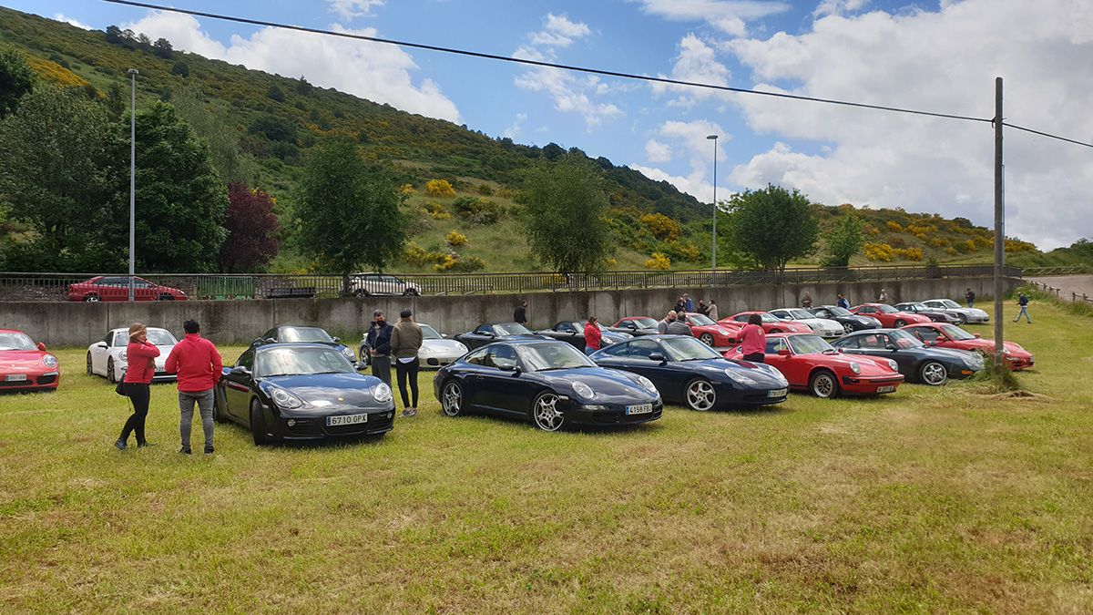 Decenas de vehículos de la marca Porsche participaron en una concentración que llegó por el puerto de Tarna y se fue por el de San Isidro. | GIOVANNI CAMPOS