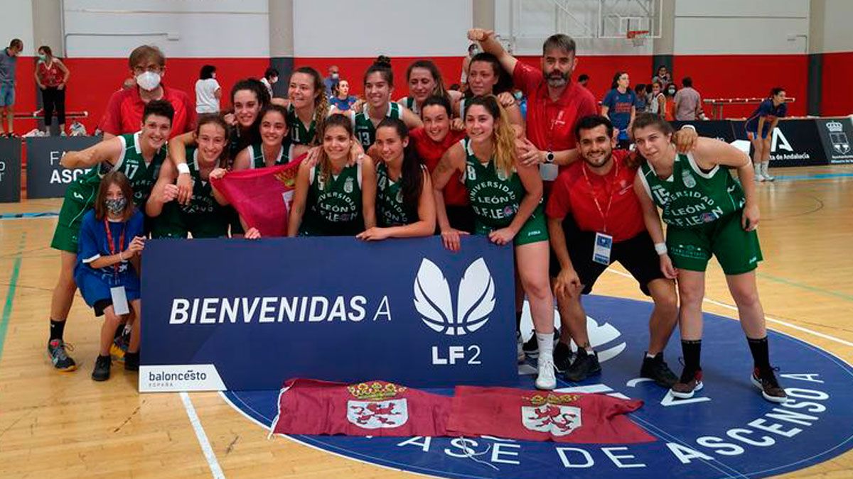 El Baloncesto Femenino León celebra su ascenso. | JAVI GALLARDO El Baloncesto Femenino León celebra su ascenso. | JAVI GALLARDO
