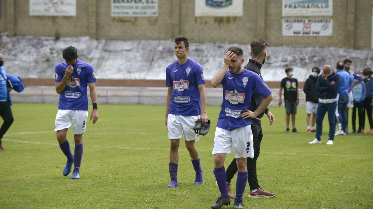 Los jugadores de La Bañeza se lamentan tras consumarse el descenso. | MAURICIO PEÑA