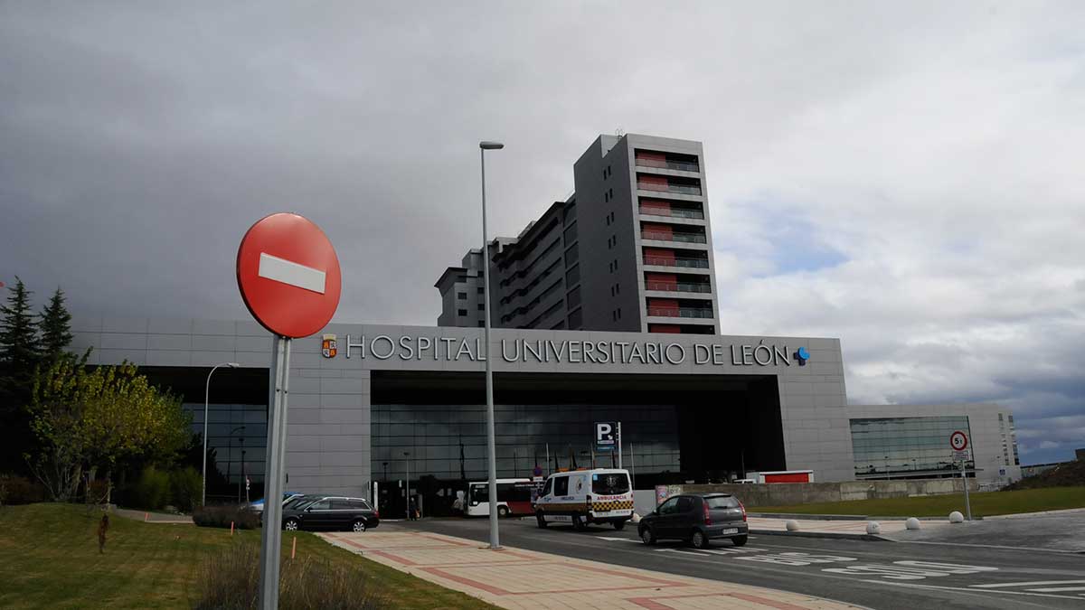 En el Hospital de León se propone la creación de 154 plazas. | MAURICIO PEÑA